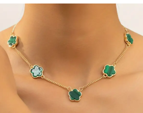 GREEN CLOVER Necklace